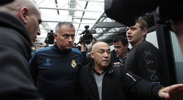 Jose Mourinho trong vòng vây của giới truyền thông
